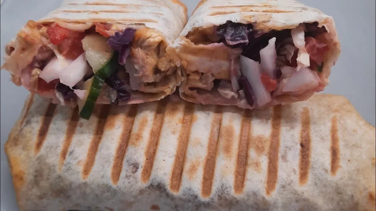 Jak zawijać kebab w tortilli, by uniknąć problemów z rozpadaniem się