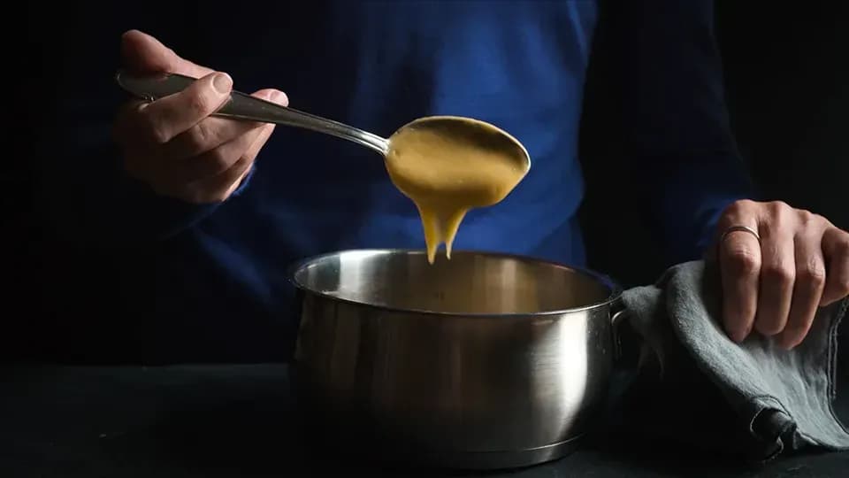 Jak odparować wodę z sosu, aby uzyskać idealną gęstość i smak