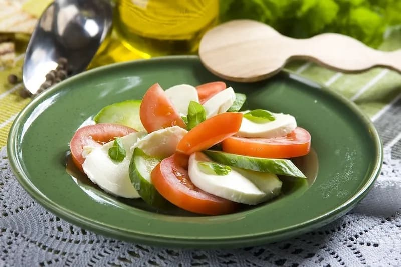 Najlepsze sosy do pomidorów z mozzarellą – odkryj smakowe połączenia