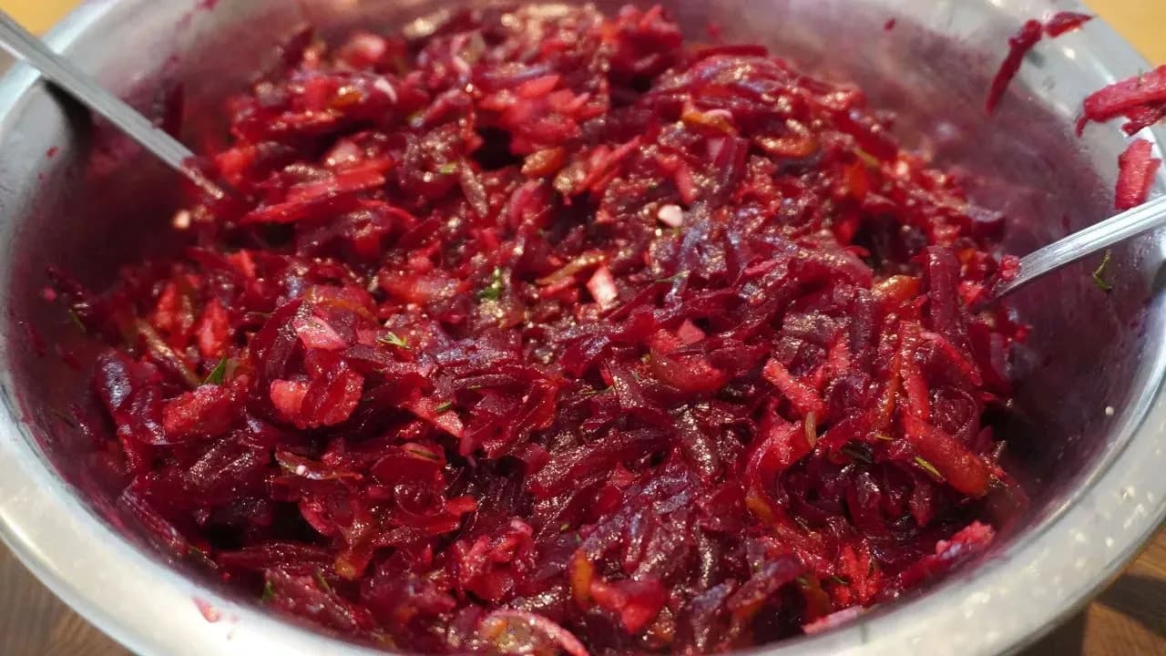 Jak zrobić surówkę z buraczków – prosty przepis na zdrowy dodatek