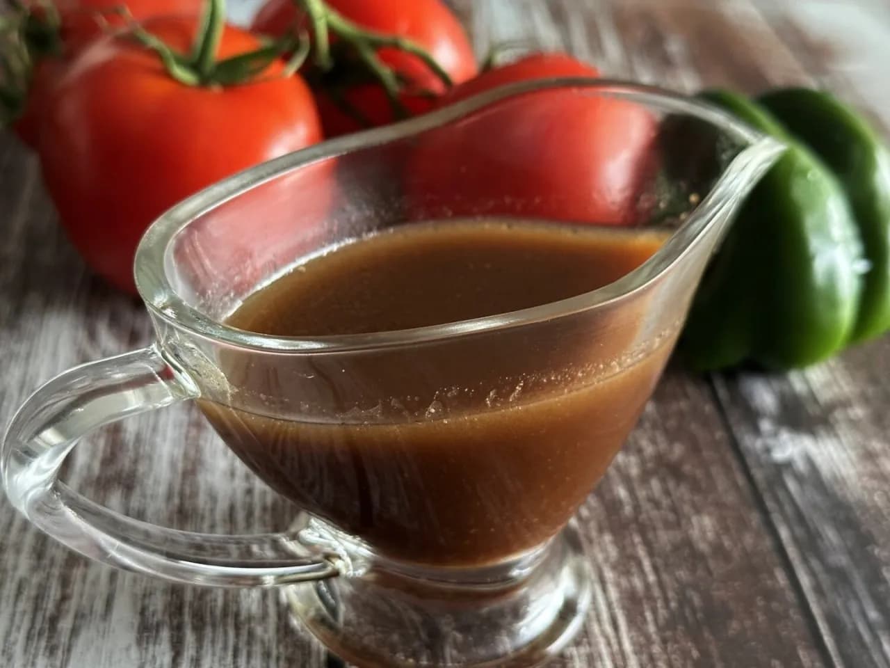 Szybki przepis na sos balsamiczny do sałatek, który zachwyca smakiem