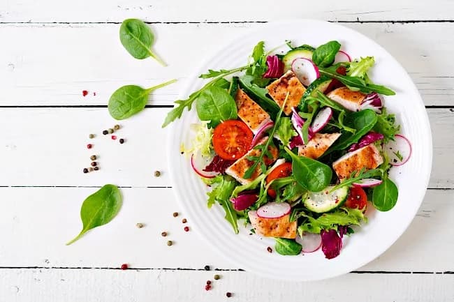 Ile kalorii ma sałatka z kurczakiem? Zaskakujące różnice w kaloriach!